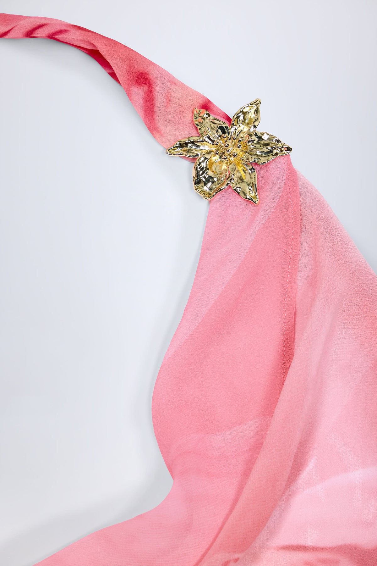 ⁣⁢Maxikleid mit Wasserfallausschnitt und Metalldetail im rosa Orchideenmuster⁤⁣