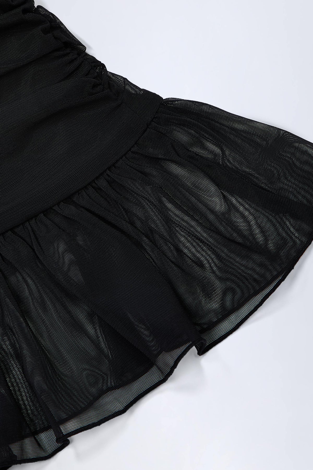 ⁣⁢Mid-Waist-Minirock mit Rüschen und Metalldetail in Schwarz⁤⁣