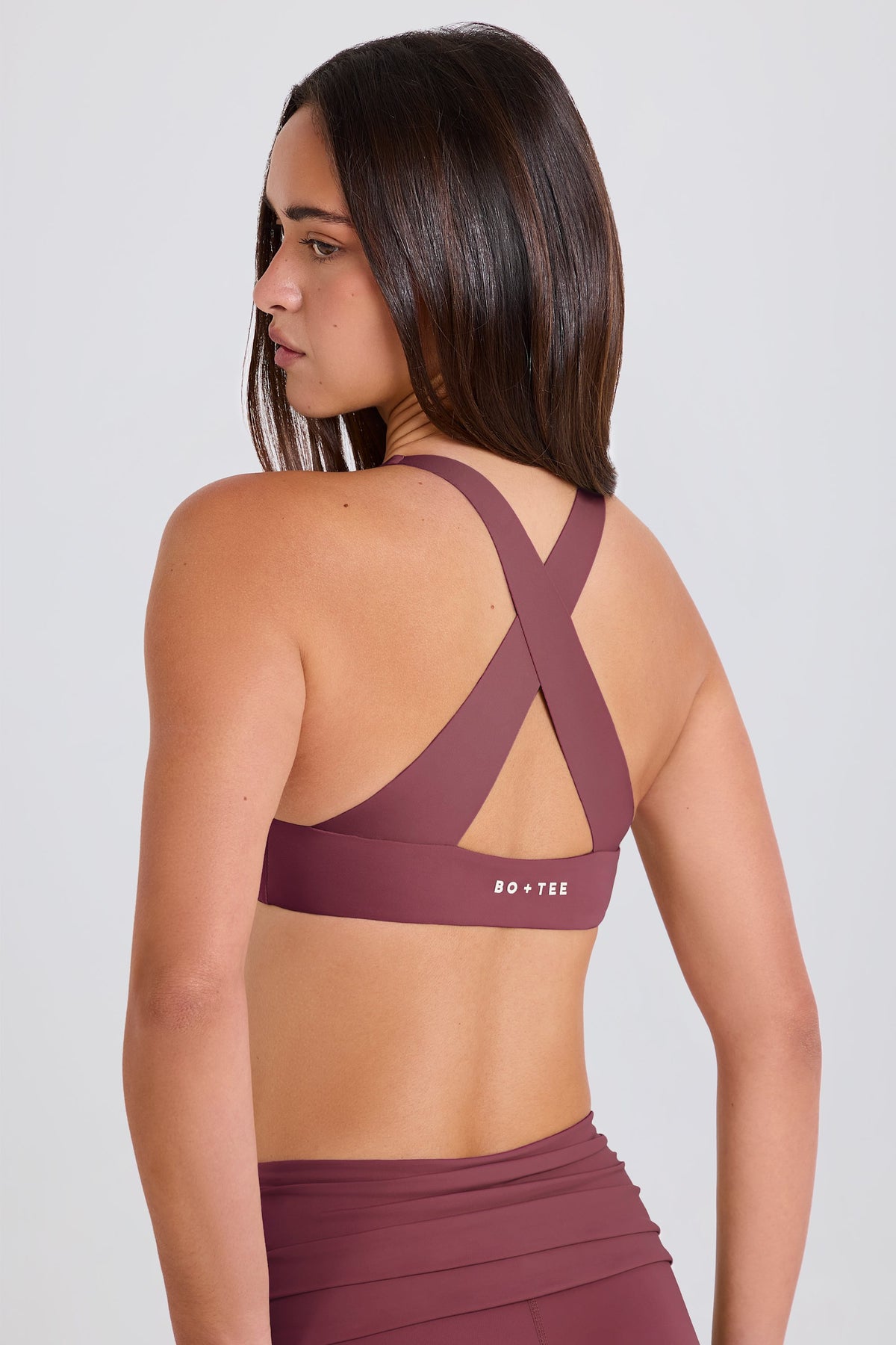 ⁣⁢Sport-BH mit V-Ausschnitt und überkreuzten Trägern in Acai⁤⁣ - 2