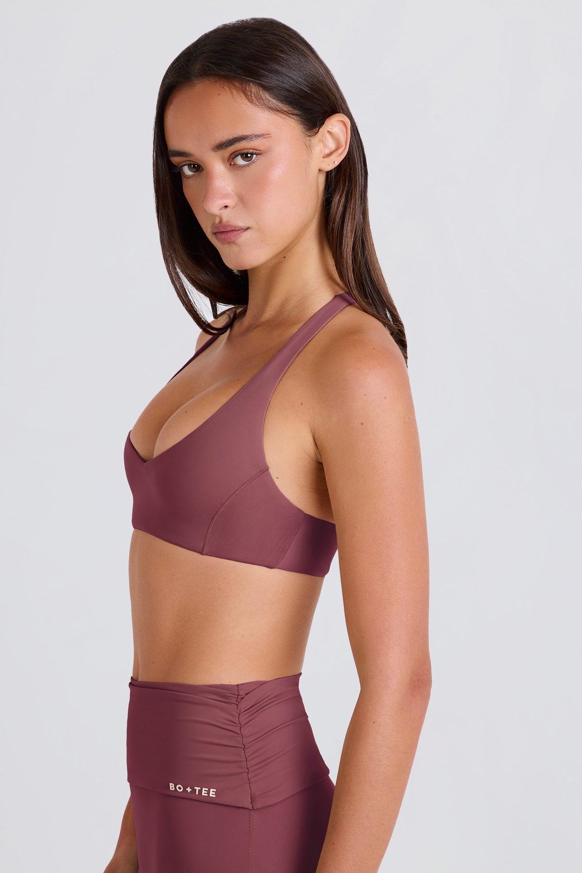 ⁣⁢Sport-BH mit V-Ausschnitt und überkreuzten Trägern in Acai⁤⁣