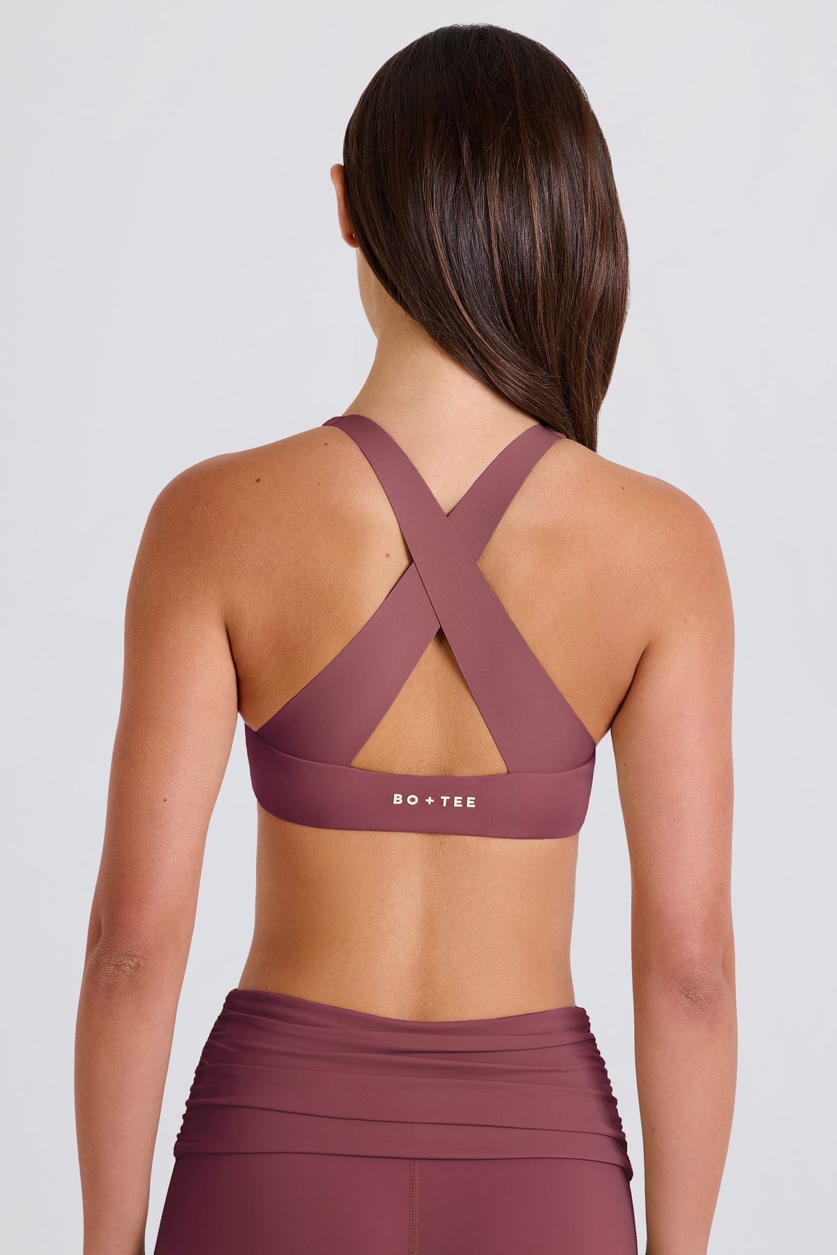 ⁣⁢Sport-BH mit V-Ausschnitt und überkreuzten Trägern in Acai⁤⁣
