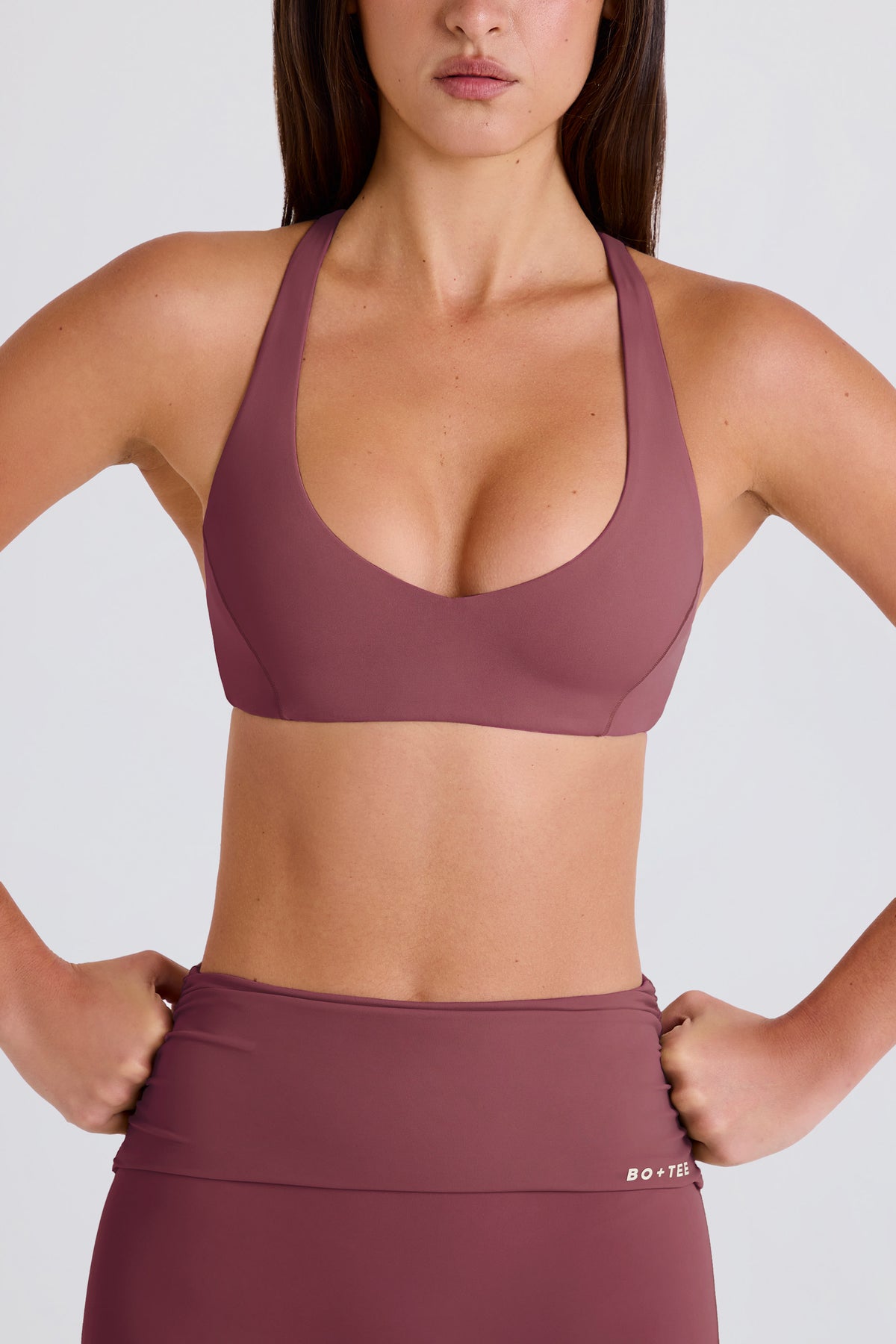 ⁣⁢Sport-BH mit V-Ausschnitt und überkreuzten Trägern in Acai⁤⁣