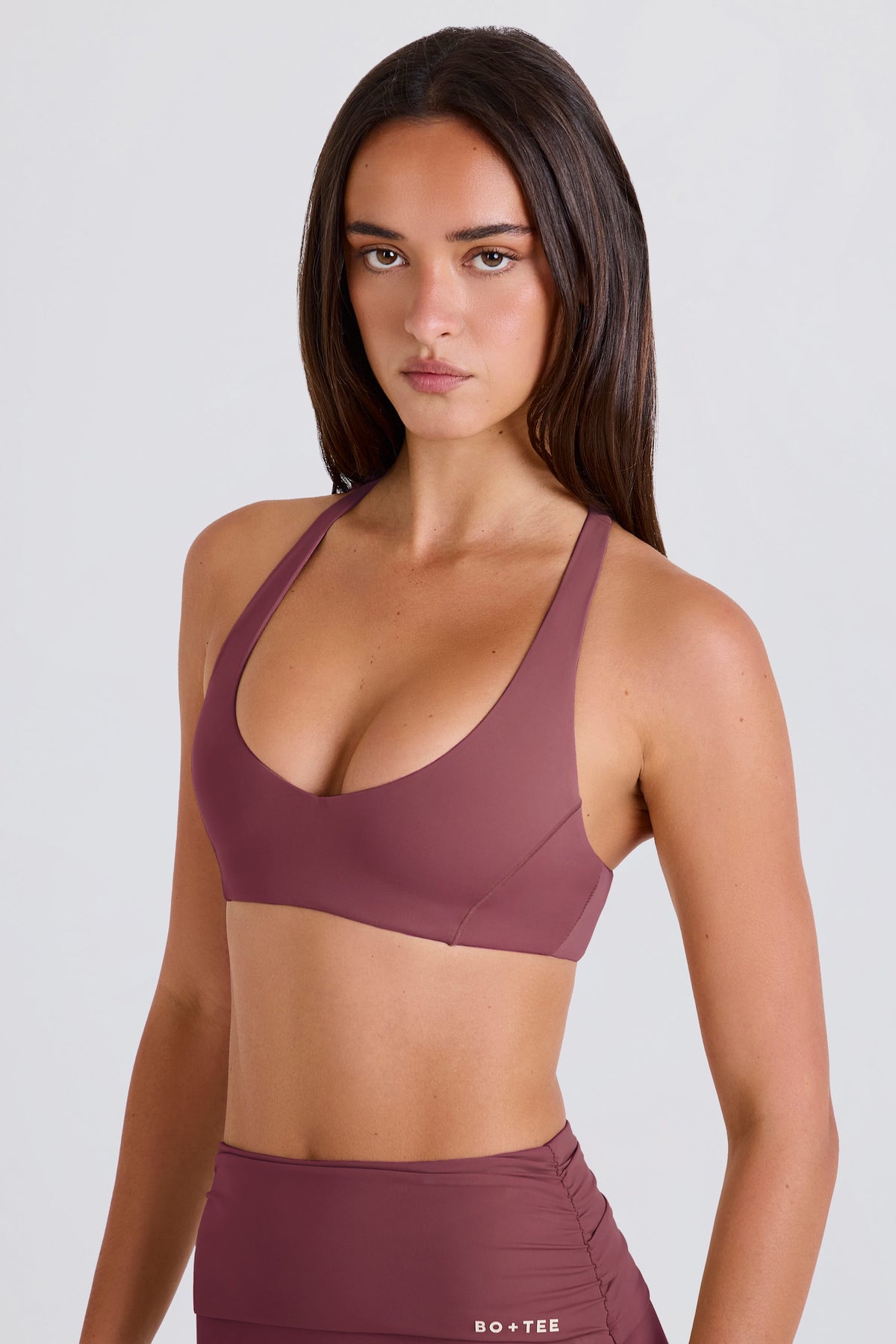 ⁣⁢Sport-BH mit V-Ausschnitt und überkreuzten Trägern in Acai⁤⁣