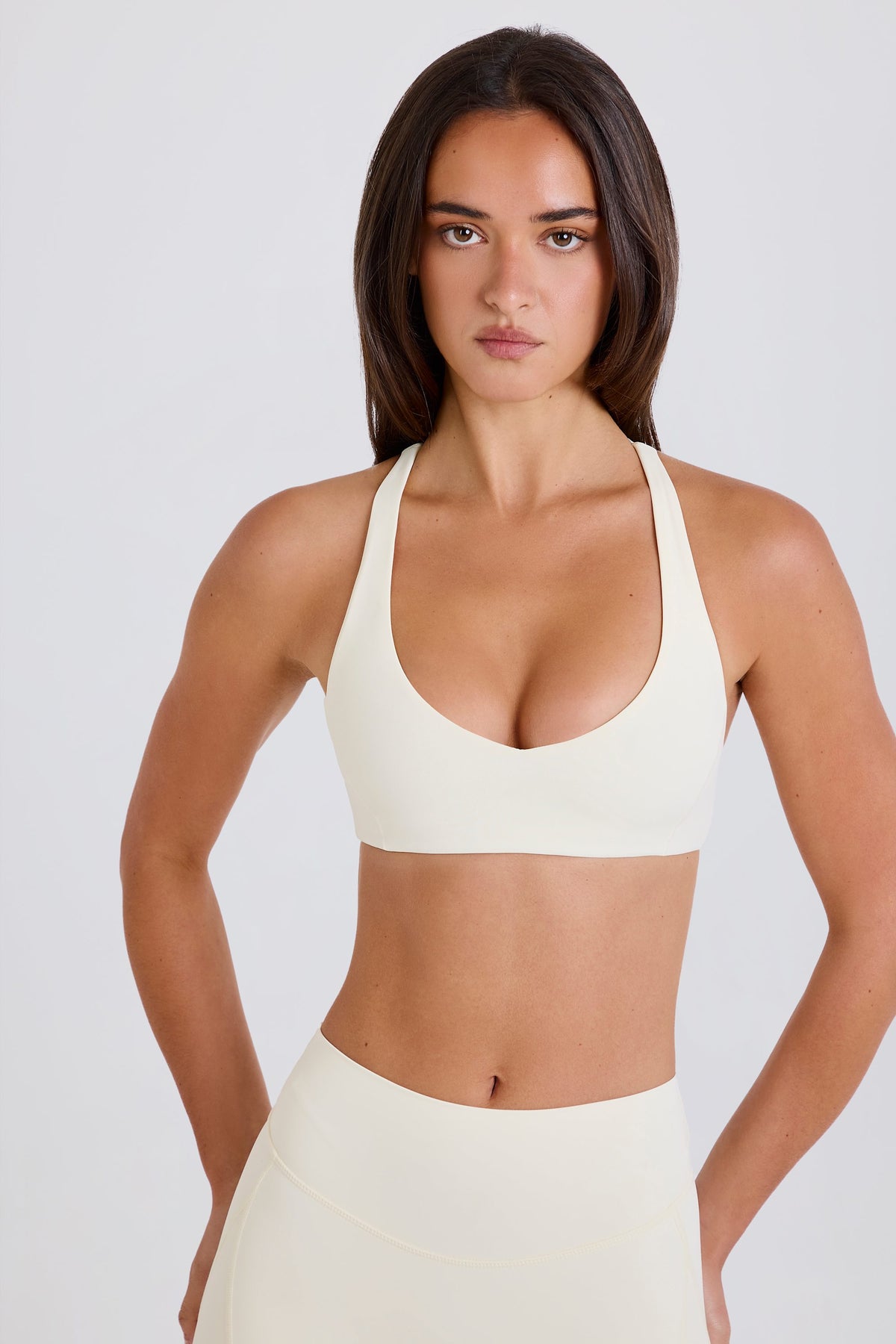 ⁣⁢Sport-BH mit überkreuzten Trägern und V-Ausschnitt in Creme⁤⁣