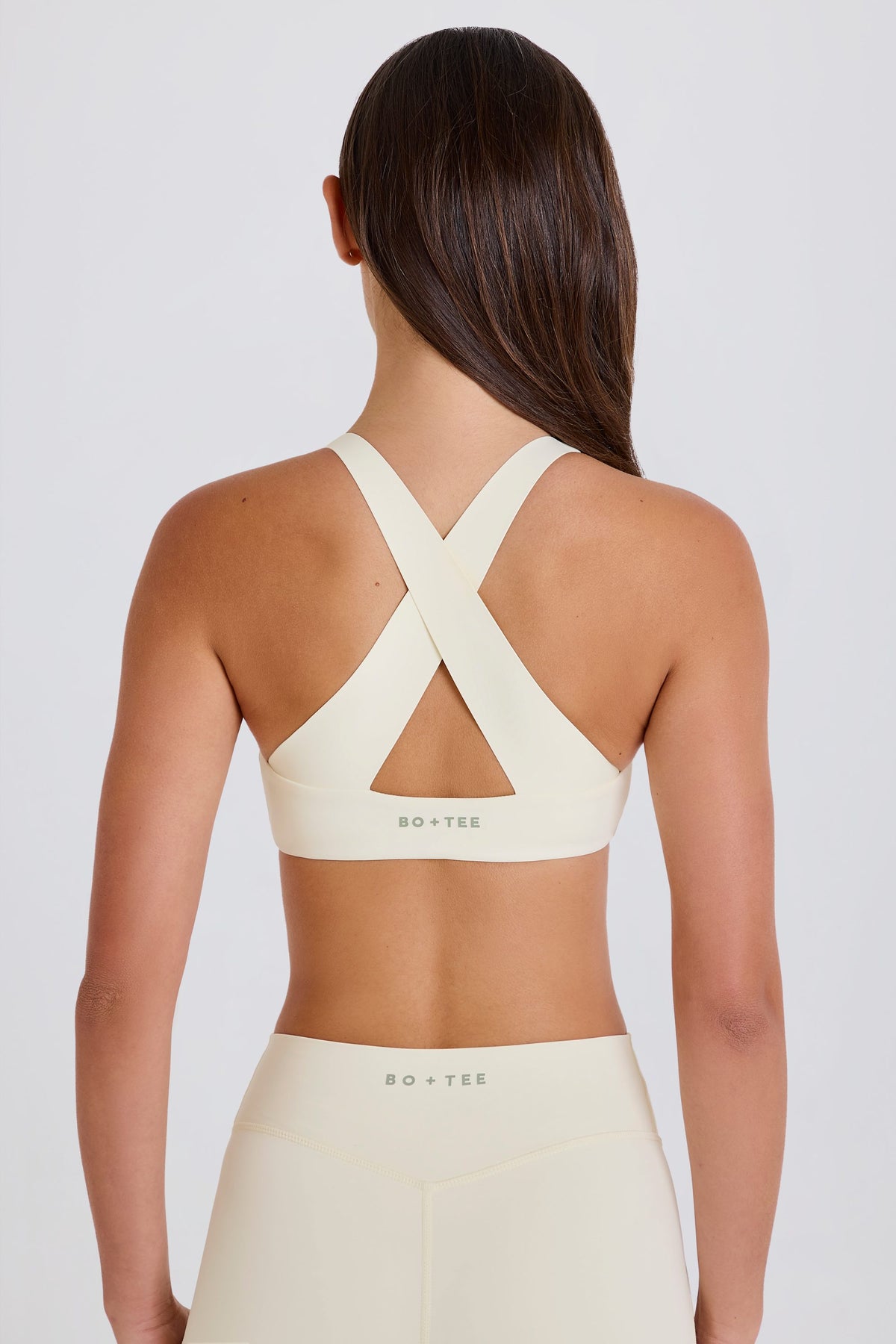 ⁣⁢Sport-BH mit überkreuzten Trägern und V-Ausschnitt in Creme⁤⁣