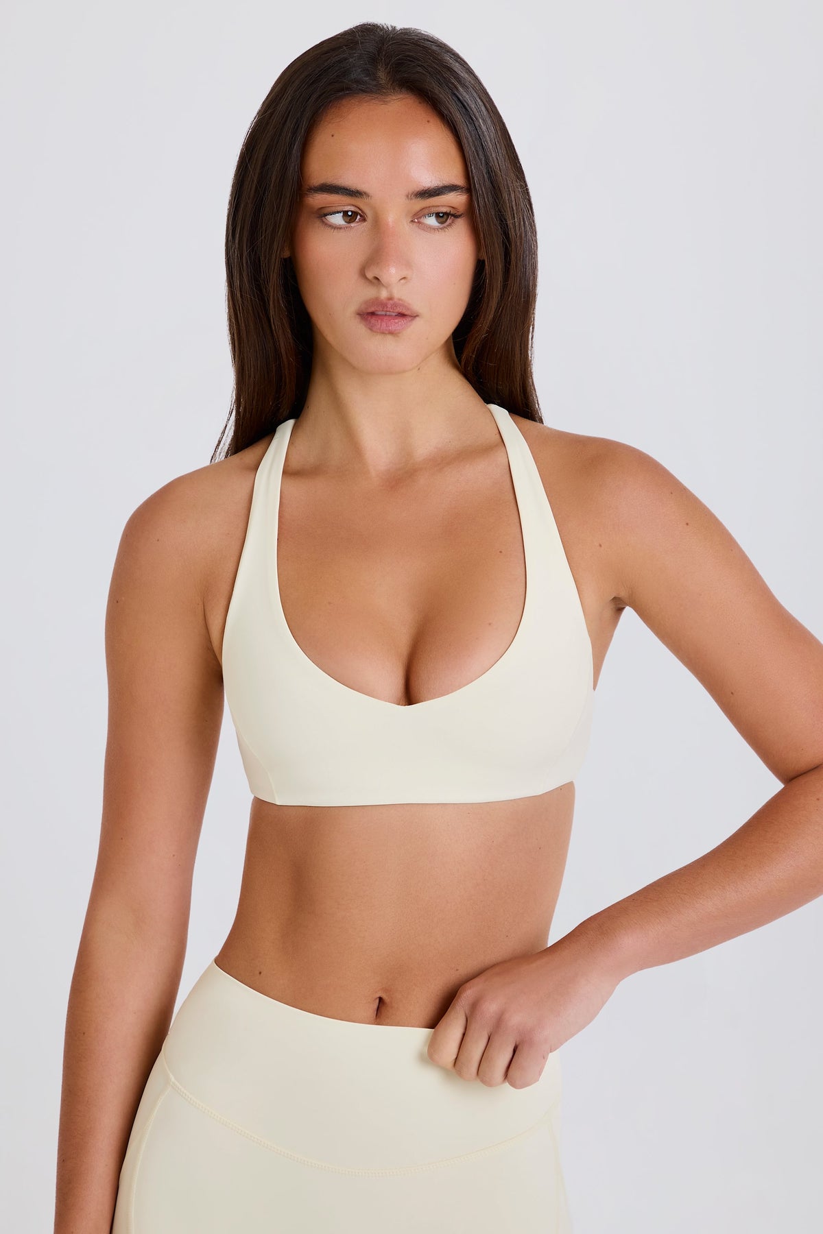 ⁣⁢Sport-BH mit überkreuzten Trägern und V-Ausschnitt in Creme⁤⁣