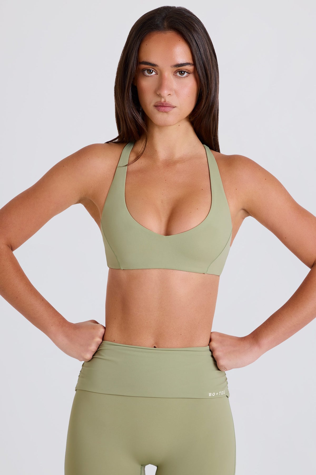 ⁣⁢Sport-BH mit V-Ausschnitt und am Rücken überkreuzten Trägern in Matcha⁤⁣