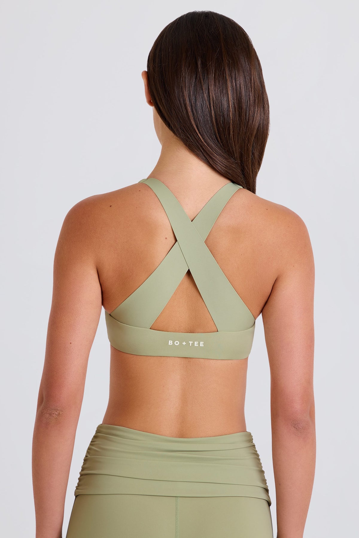 ⁣⁢Sport-BH mit V-Ausschnitt und am Rücken überkreuzten Trägern in Matcha⁤⁣