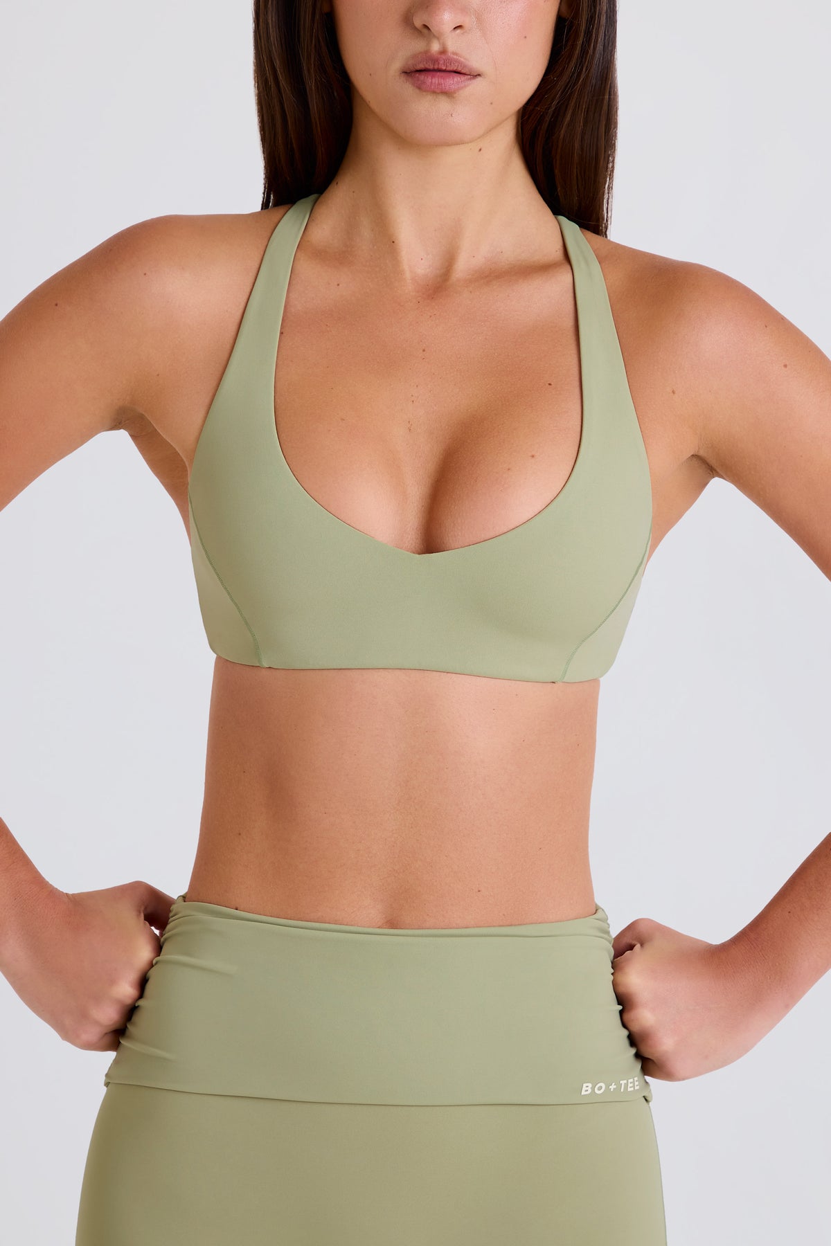 ⁣⁢Sport-BH mit V-Ausschnitt und am Rücken überkreuzten Trägern in Matcha⁤⁣