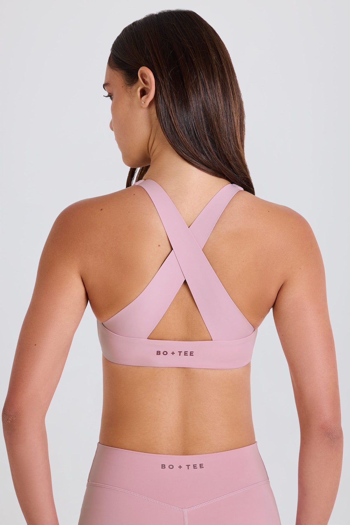 ⁣⁢Sport-BH mit V-Ausschnitt und am Rücken überkreuzten Trägern in Mauve⁤⁣
