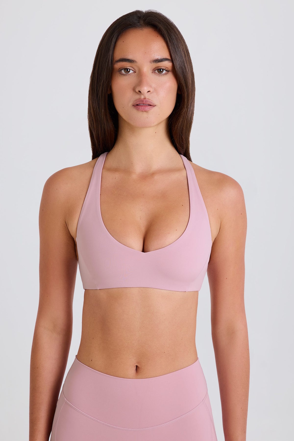 ⁣⁢Sport-BH mit V-Ausschnitt und am Rücken überkreuzten Trägern in Mauve⁤⁣
