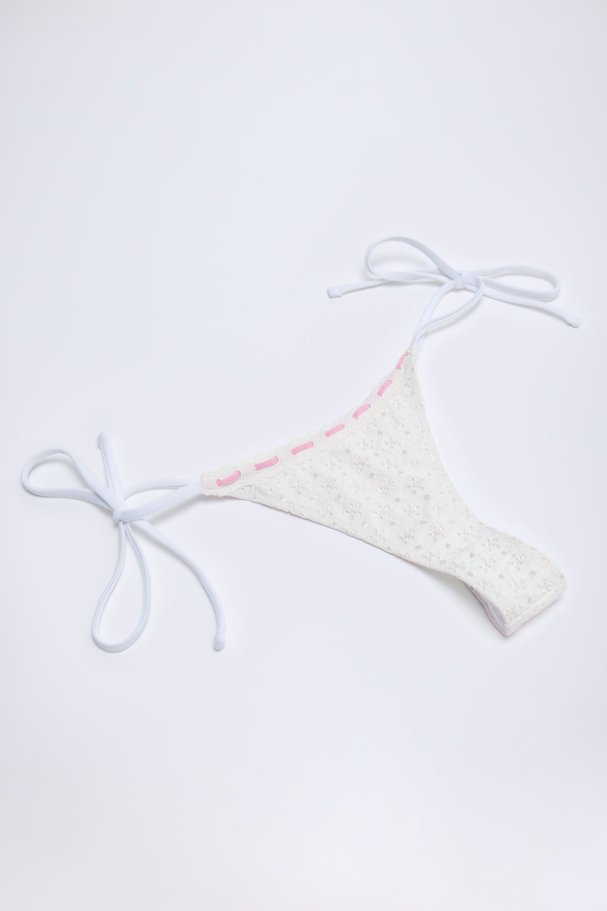 ⁣⁢Broderie Anglaise Tanga-Bikinihose mit seitlichen Bindebändern in Weiß⁤⁣