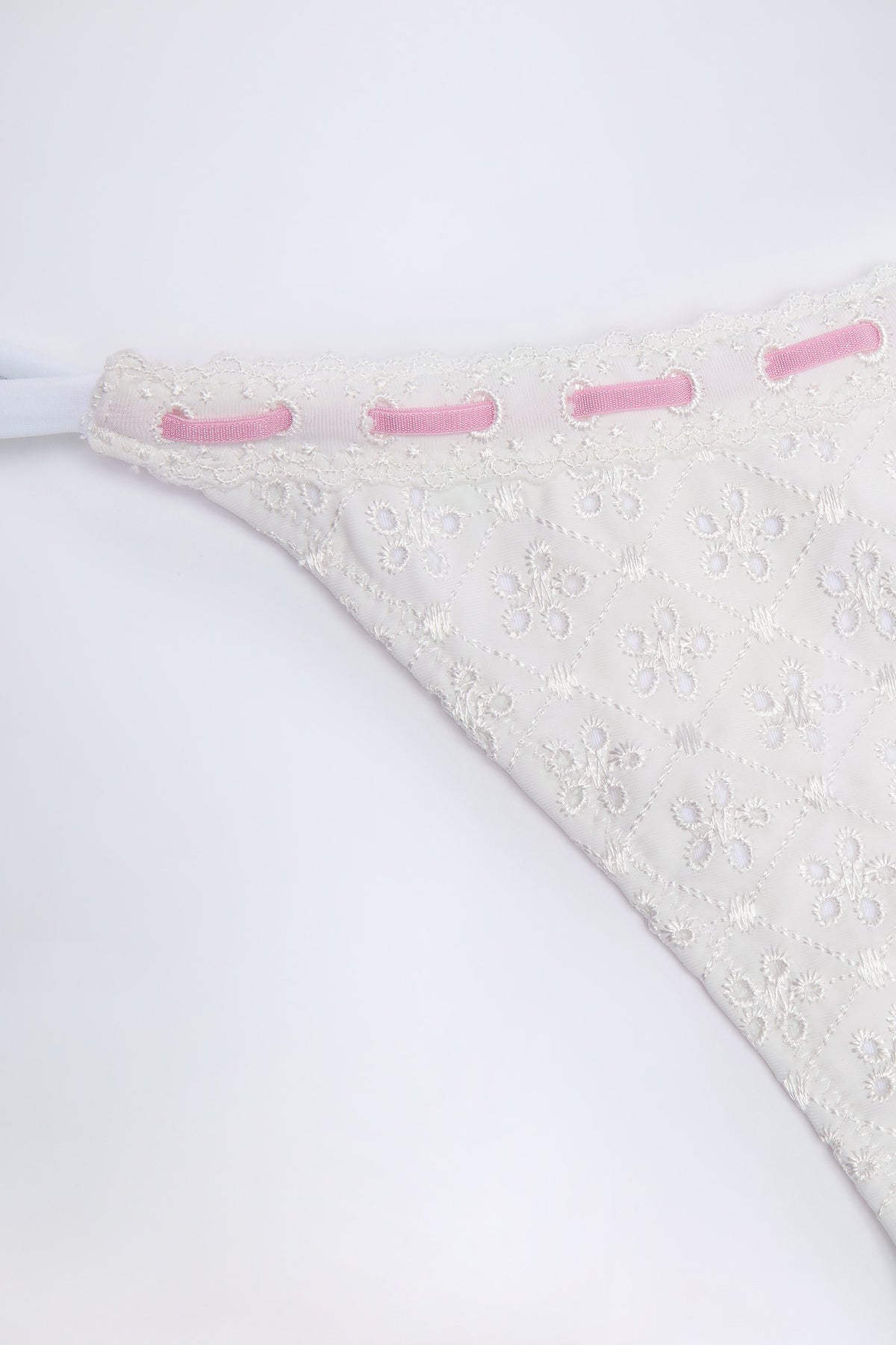 ⁣⁢Broderie Anglaise Tanga-Bikinihose mit seitlichen Bindebändern in Weiß⁤⁣