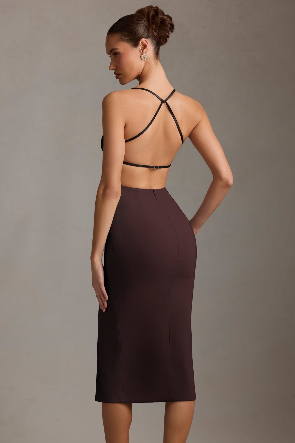 ⁣⁢Rückenfreies Midaxikleid mit tiefem Ausschnitt in Schokoladenbraun⁤⁣