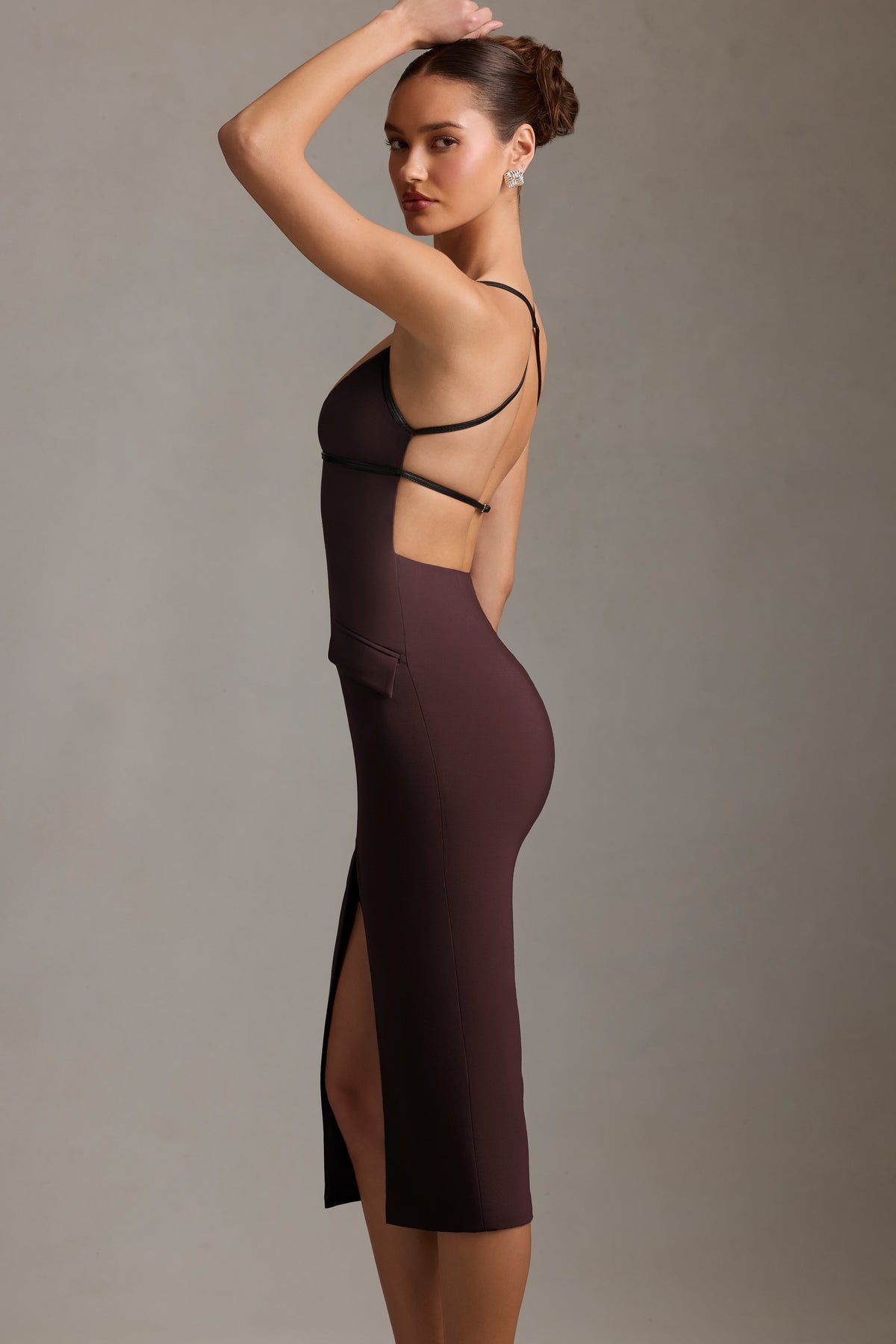 ⁣⁢Rückenfreies Midaxikleid mit tiefem Ausschnitt in Schokoladenbraun⁤⁣