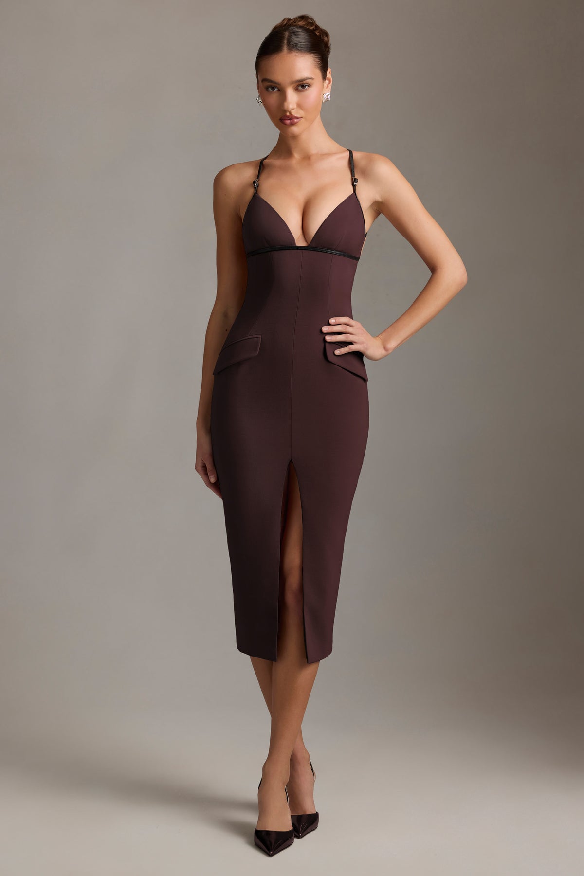 ⁣⁢Rückenfreies Midaxikleid mit tiefem Ausschnitt in Schokoladenbraun⁤⁣