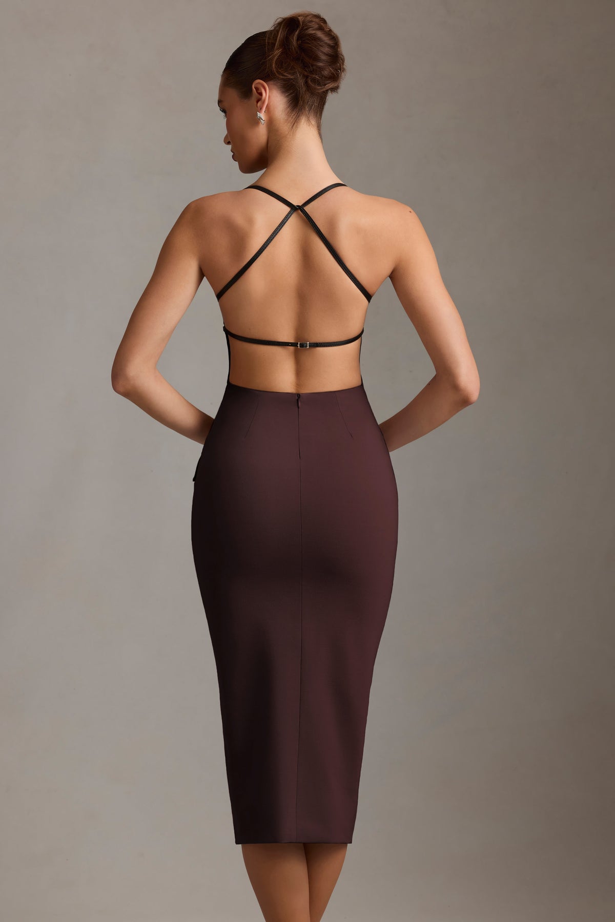 ⁣⁢Rückenfreies Midaxikleid mit tiefem Ausschnitt in Schokoladenbraun⁤⁣