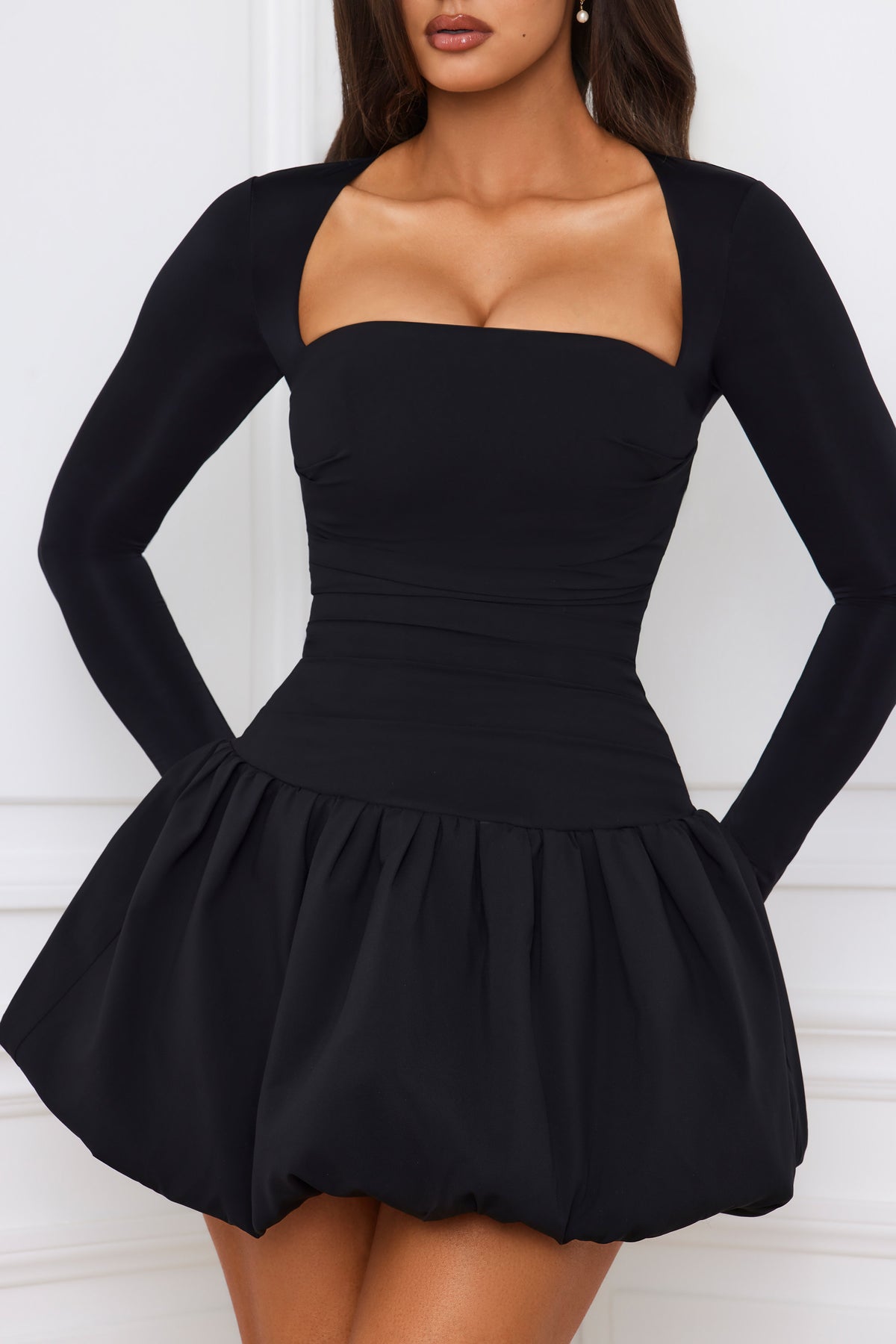 ⁣⁢Langärmliges Minikleid mit Ballonsaum in Schwarz⁤⁣