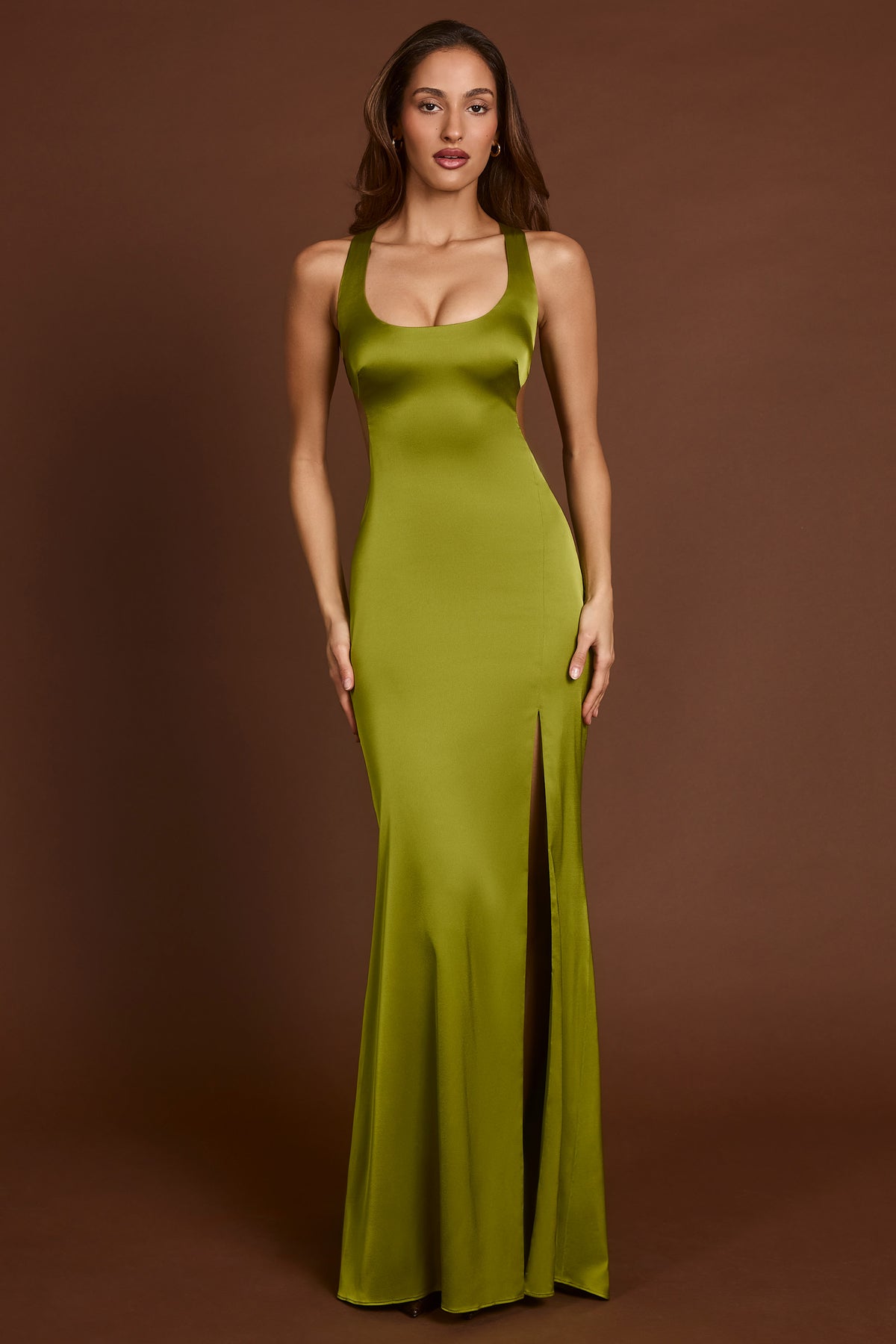⁣⁢Maxikleid mit U-Ausschnitt und Schnürung am Rücken in Olivgrün⁤⁣