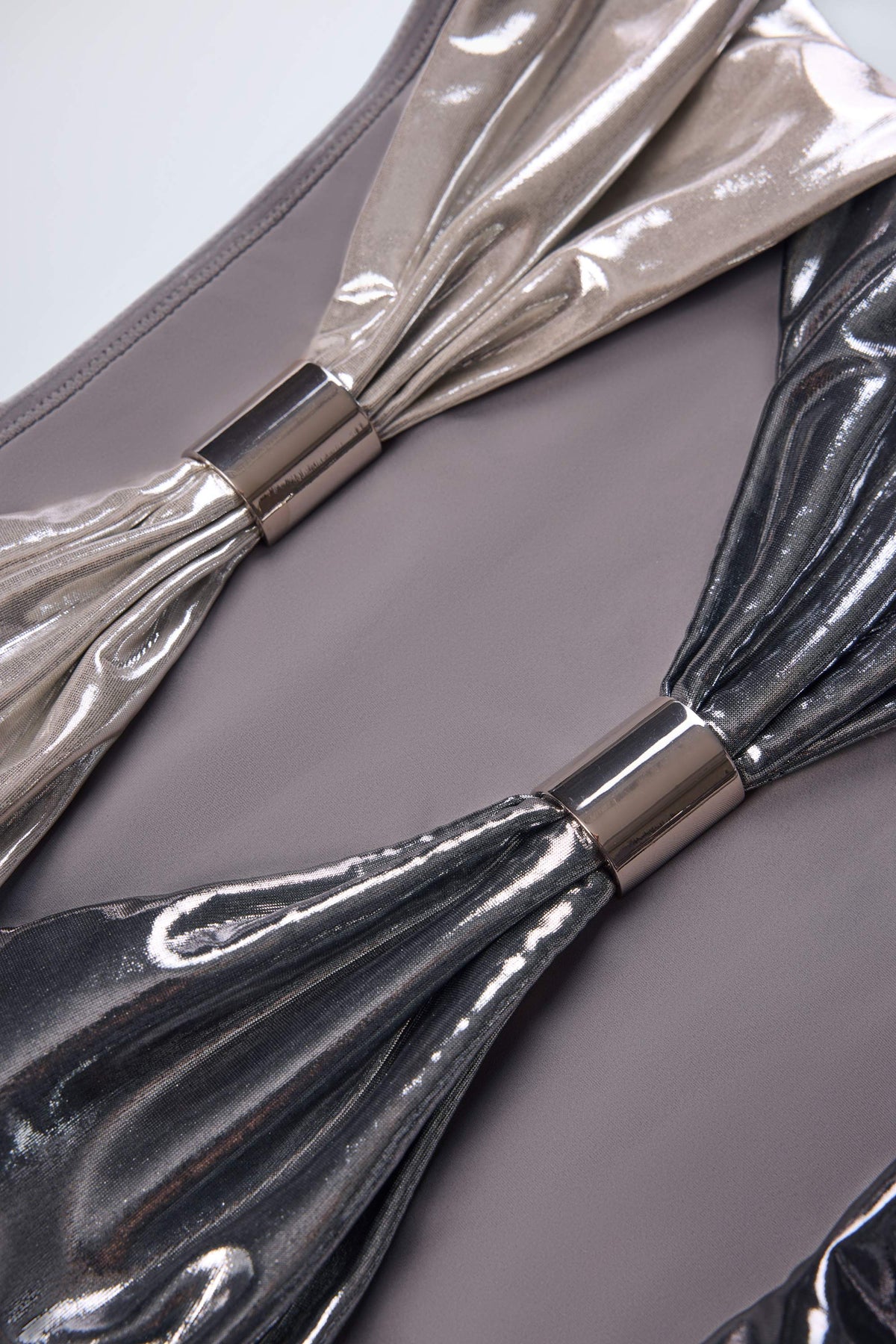 ⁣⁢Badeanzug mit Paneel-Cut-outs in Silver Chrome⁤⁣
