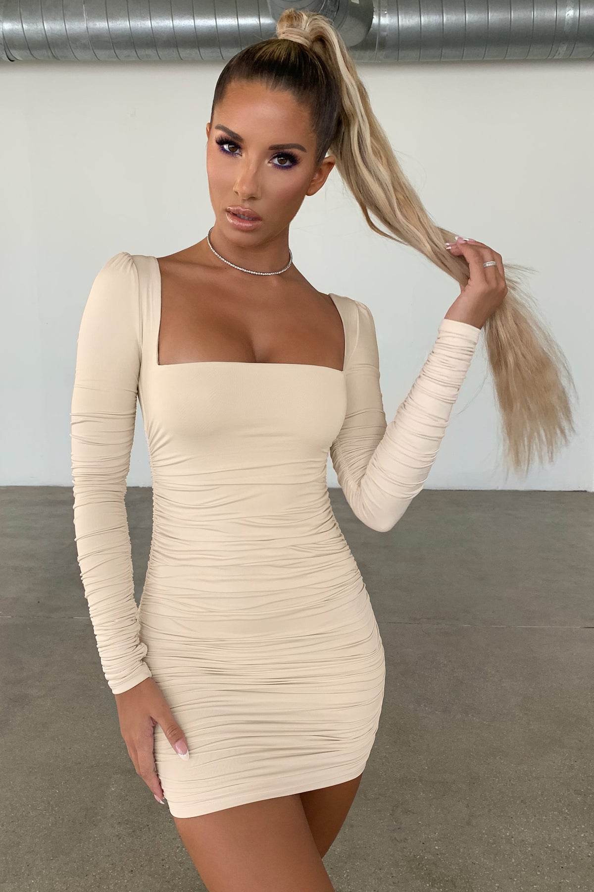 ⁣⁢Langärmliges gerafftes Minikleid in Oyster White⁤⁣