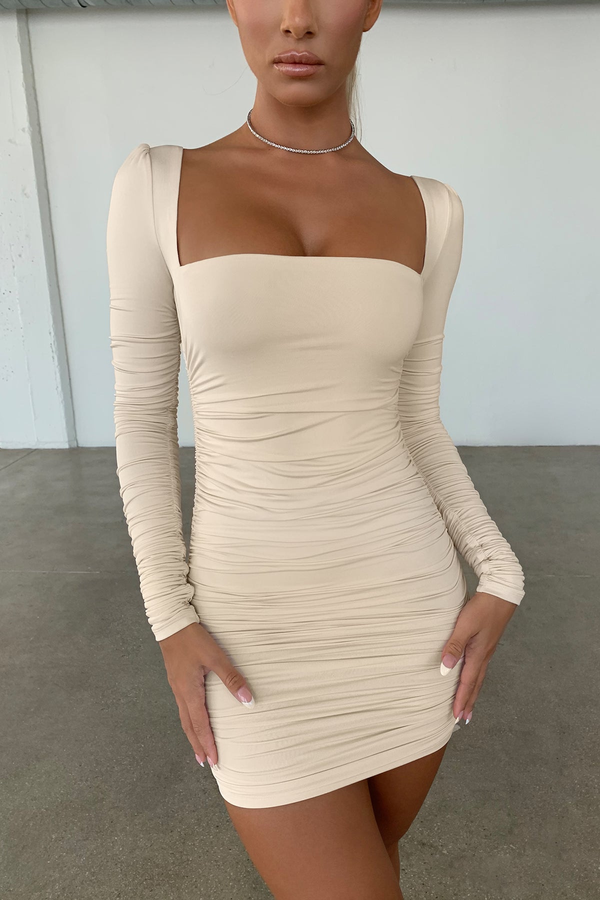 ⁣⁢Langärmliges gerafftes Minikleid in Oyster White⁤⁣