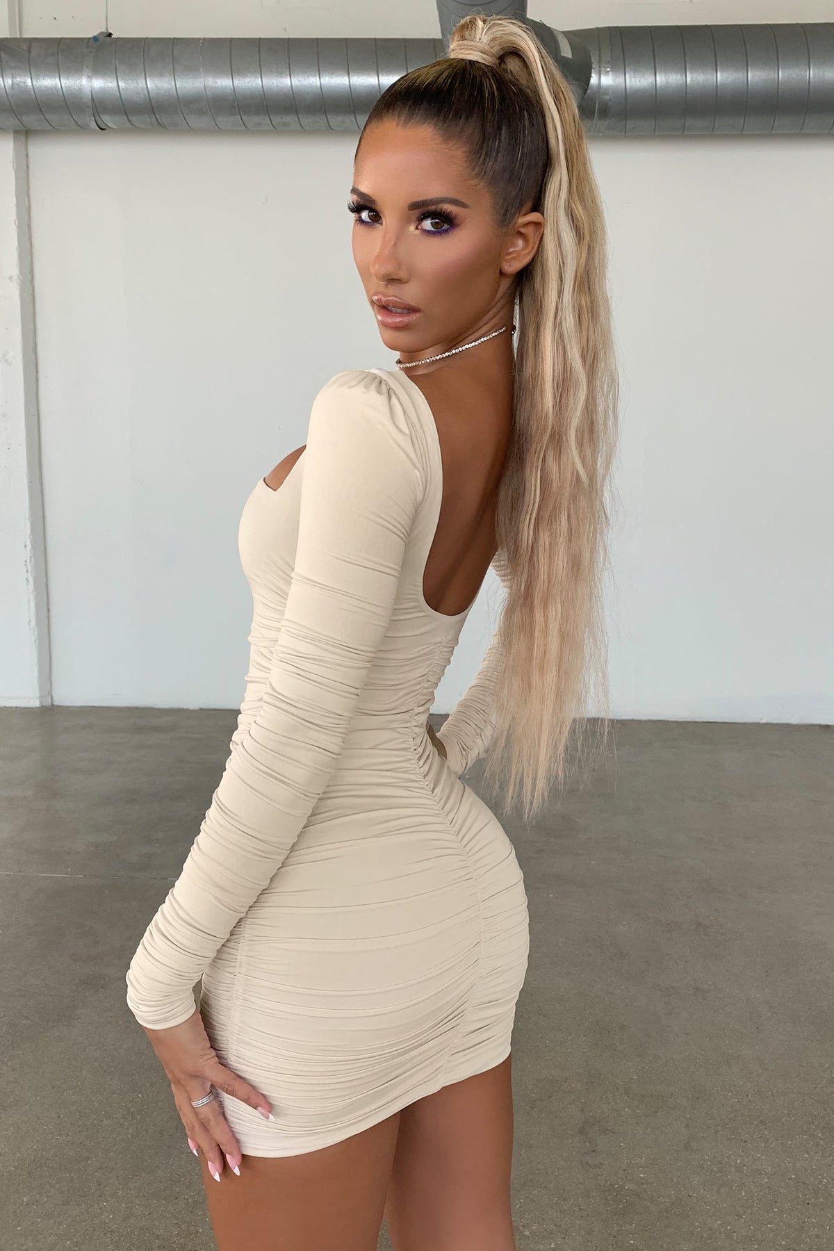 ⁣⁢Langärmliges gerafftes Minikleid in Oyster White⁤⁣