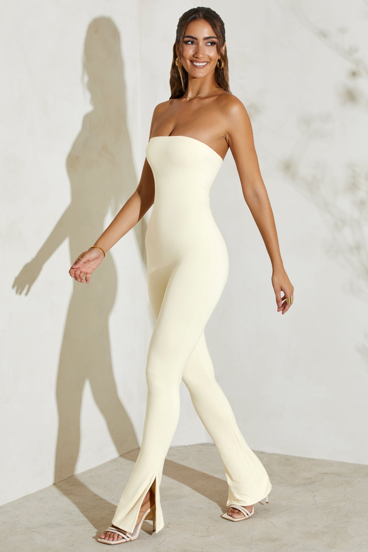 ⁣⁢Trägerloser Jumpsuit mit Ballonsaum in Elfenbein⁤⁣