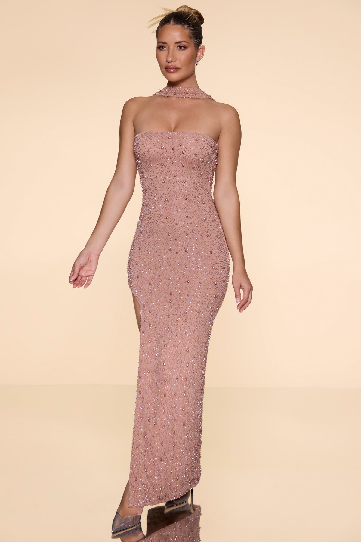 ⁣⁢Verziertes Bandeau-Maxikleid in Beige⁤⁣