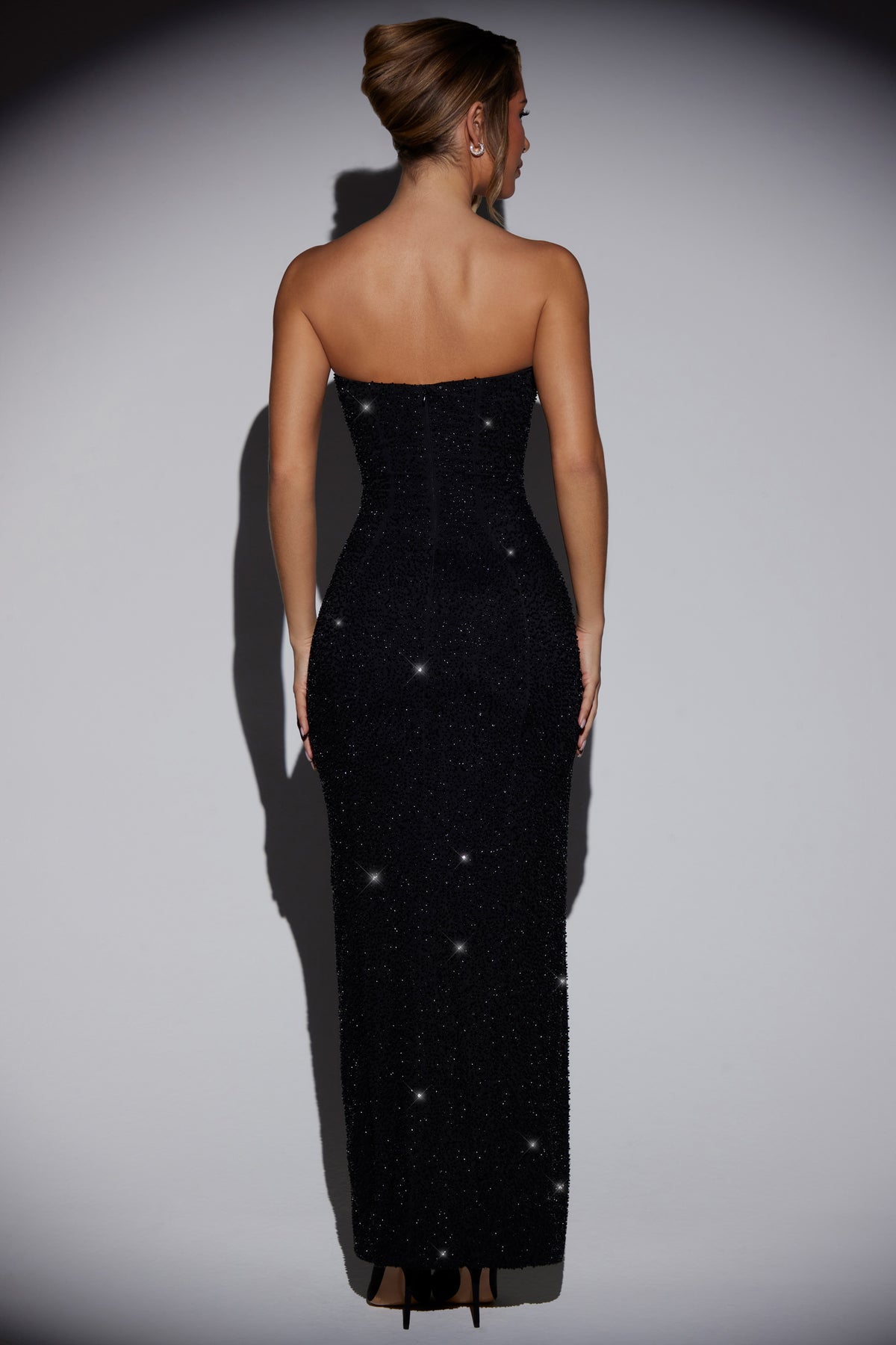 ⁣⁢Maxikleid mit Pailletten-Verzierung und Bandeau-Wasserfallausschnitt in Schwarz⁤⁣ - 2