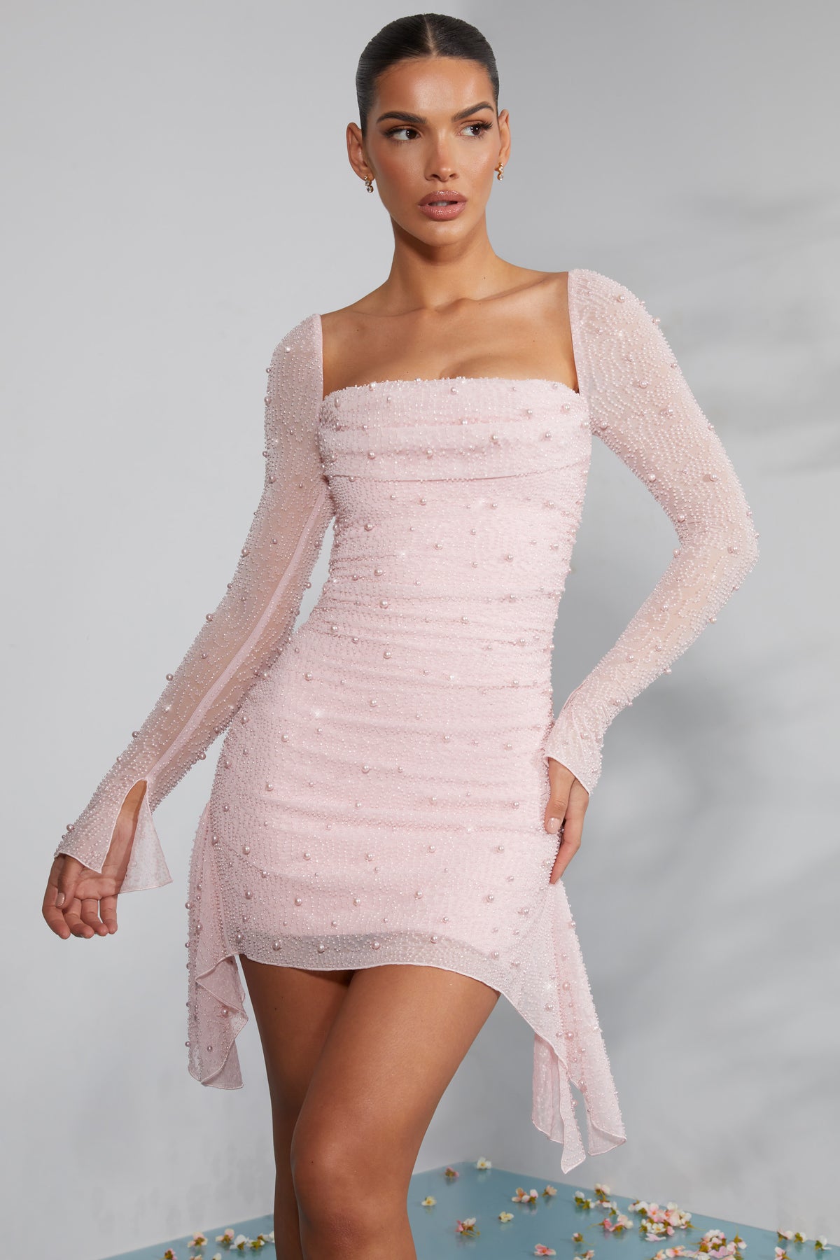 ⁣⁢Langärmliges, verziertes Mini-Kleid mit Wasserfallausschnitt in Blush⁤⁣