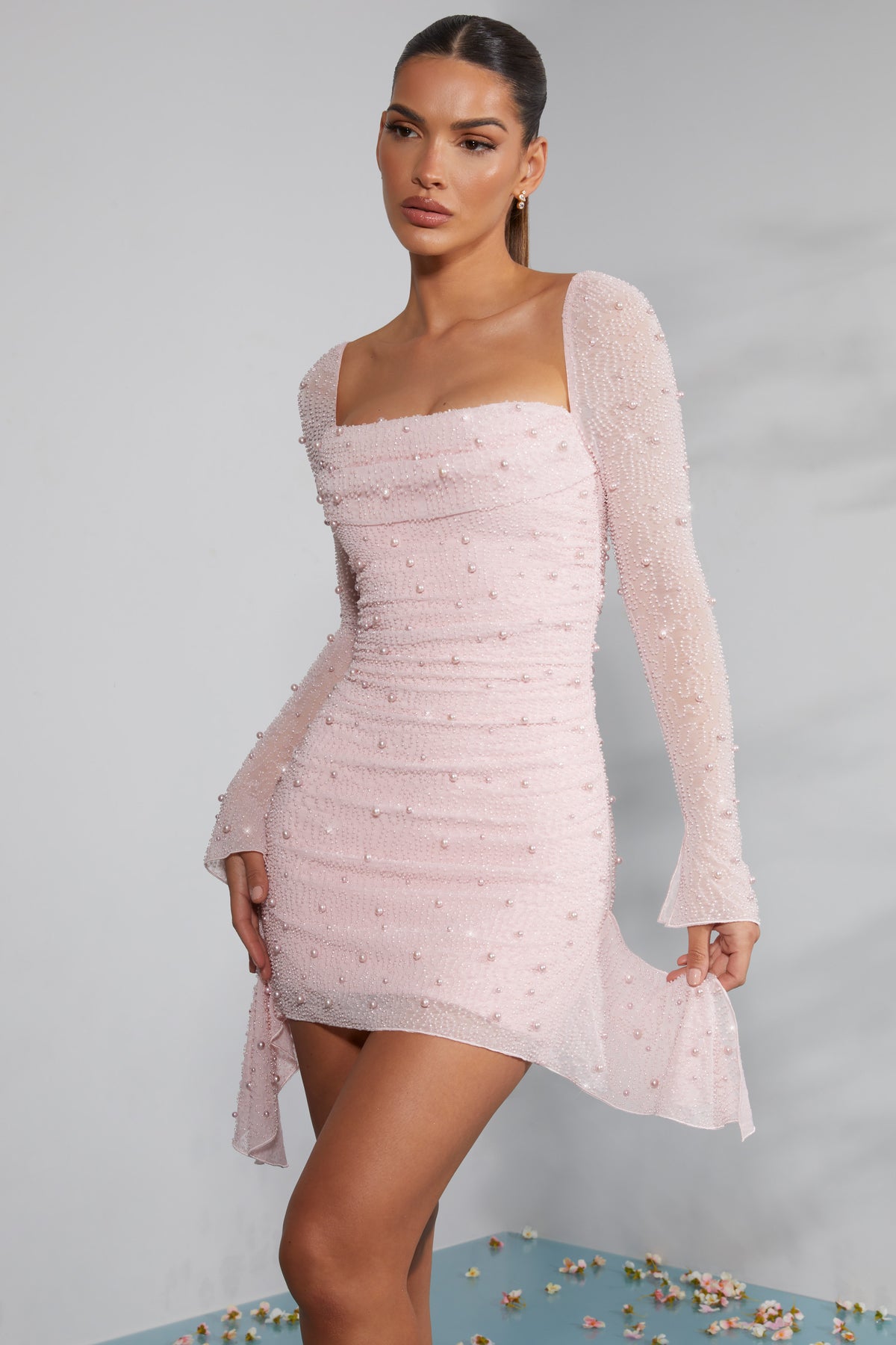 ⁣⁢Langärmliges, verziertes Mini-Kleid mit Wasserfallausschnitt in Blush⁤⁣