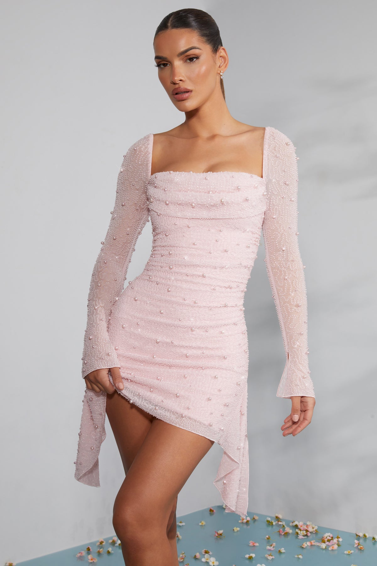 ⁣⁢Langärmliges, verziertes Mini-Kleid mit Wasserfallausschnitt in Blush⁤⁣