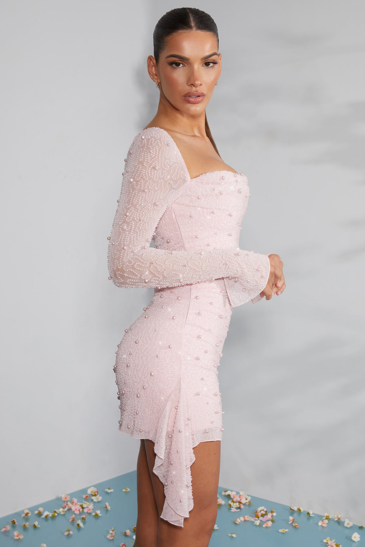 ⁣⁢Langärmliges, verziertes Mini-Kleid mit Wasserfallausschnitt in Blush⁤⁣